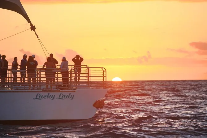 Katamaran vor der Na-Pali-Küste bei Sonnenuntergang