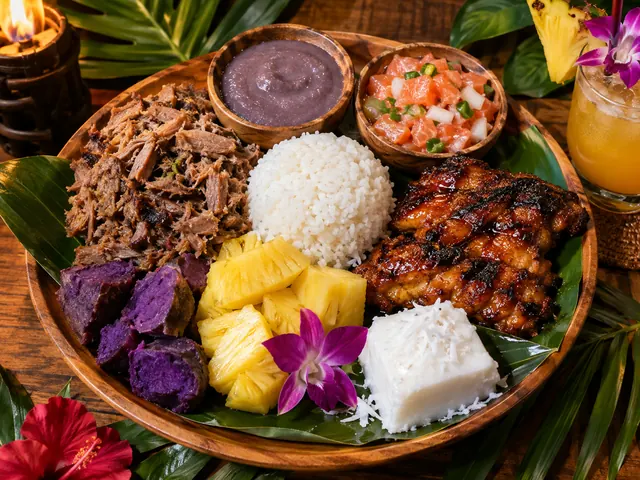 Luau-Teller mit Kalua-Schwein, poi, lomi-Lachs, Hähnchen und haupia
